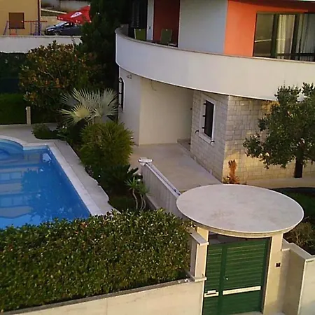 Moderne In Mit Garten, Grill Und Whirlpool