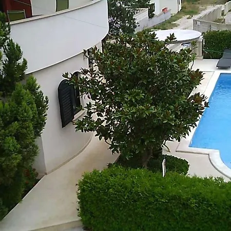 Moderne In Mit Garten, Grill Und Whirlpool Ližnjan