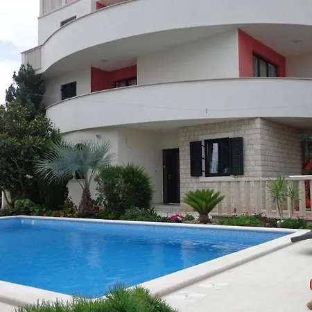 Moderne In Mit Garten, Grill Und Whirlpool アパート